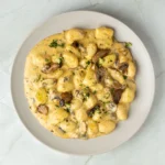 Ñoquis con salsa de setas y queso vegano - Imagen 2