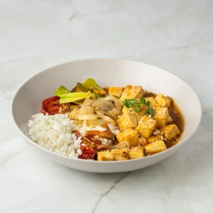 Tofu con salsa agridulce con verduras y arroz
